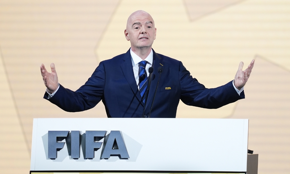 在NBA的擂臺上誰能鬥誌昂揚 Triple H認為恩比德是冠軍級選手 狄龍則可以輕松扮演反派角色.